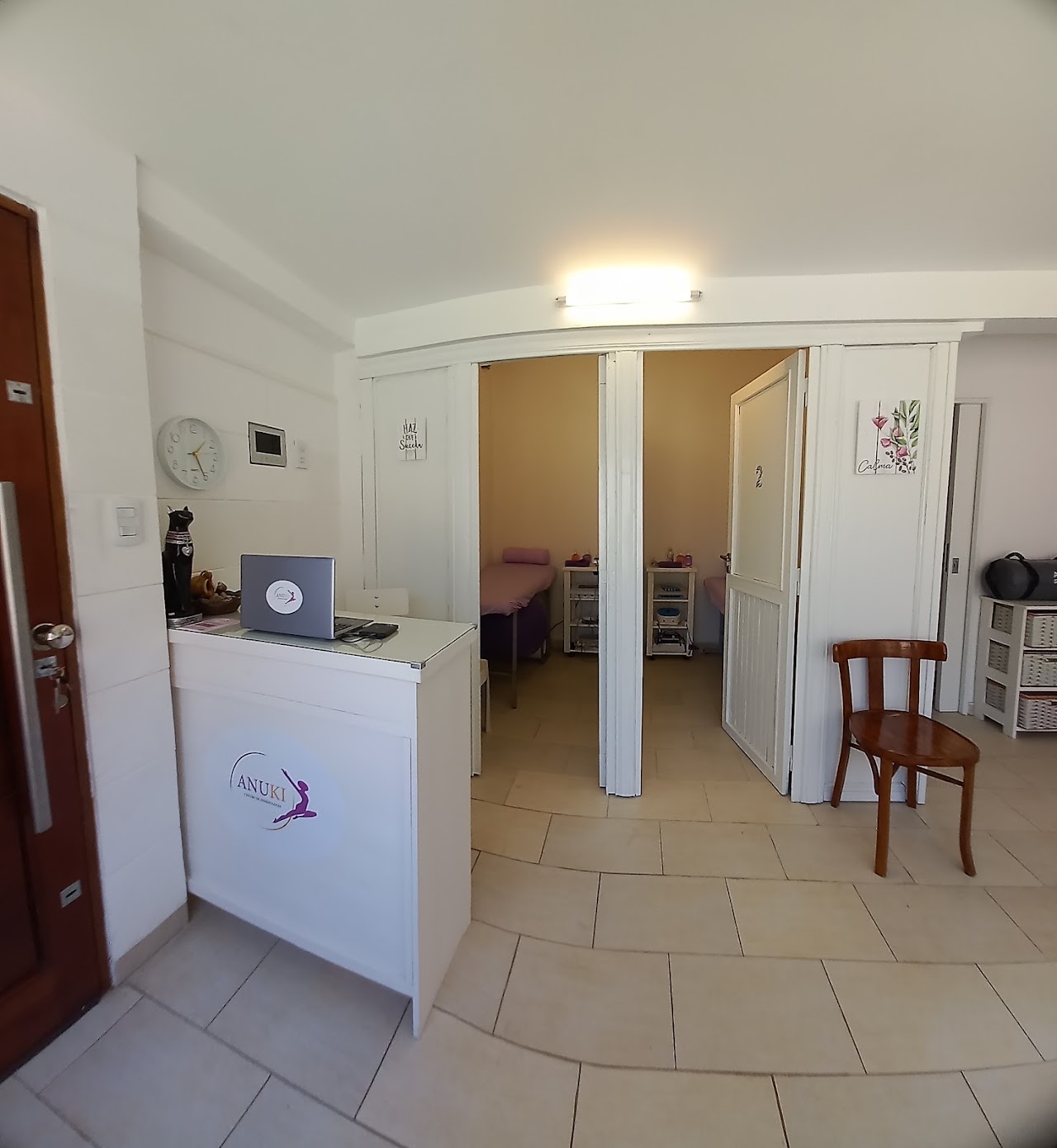 Recepción cálida y moderna de ANUKI en Castelar